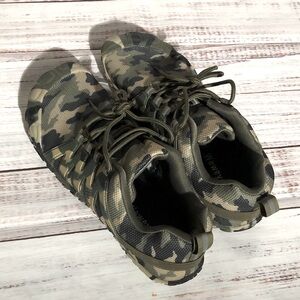 Weweya Men's Green Camouflage Athletic Shoes size 42 wide toe NWOT